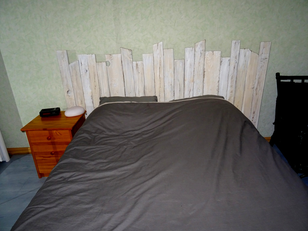Tête de lit en bois de palette, cérusé blanc