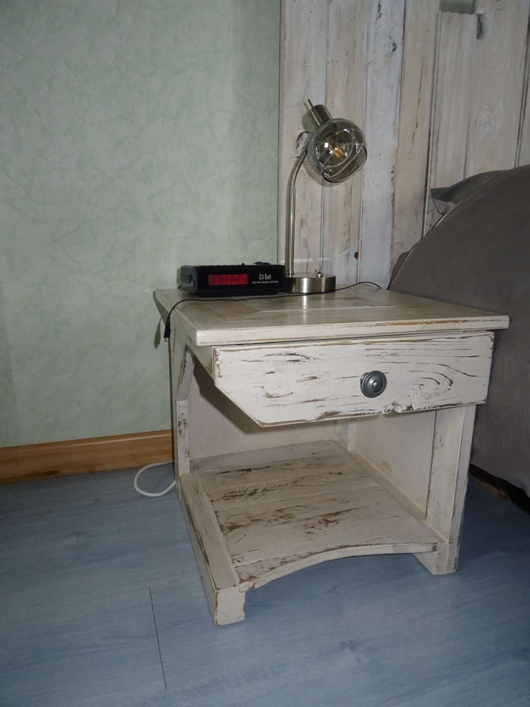 table de nuit en bois de palette et céruse blanche