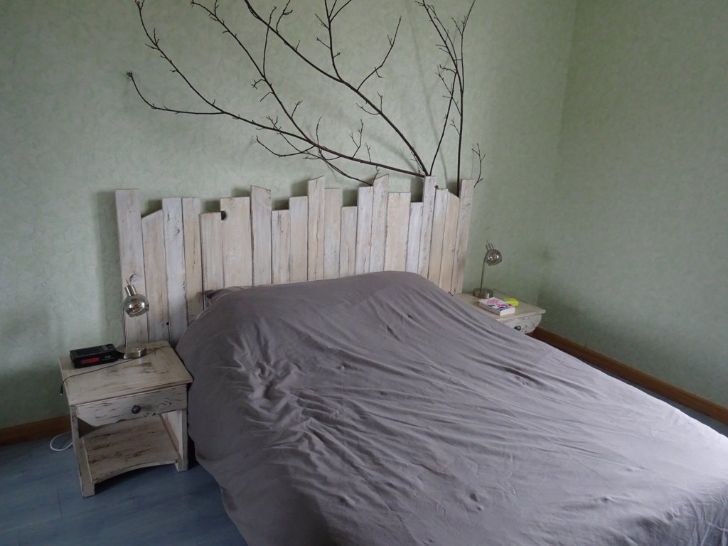 tête de lit et table de chevet en bois de palette